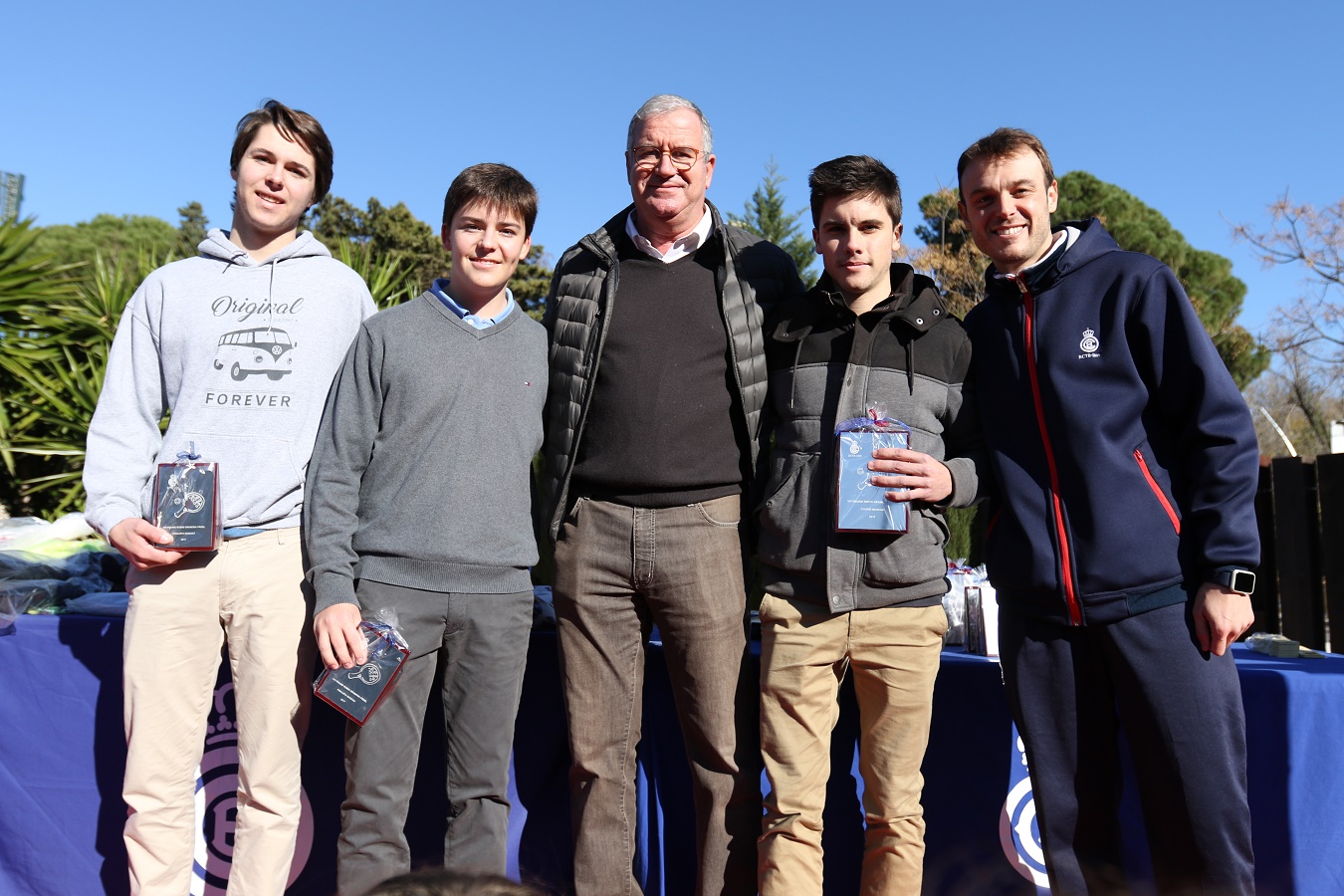 Entregados los premios a los campeones y finalistas del Round Robin Gramona de Pádel 2017 Entregados los premios a los campeones y finalistas del Round Robin Gramona de Pádel 2017