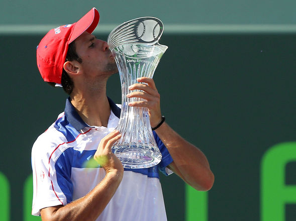 Djokovic gana en Miami y amenaza el trono de Nadal