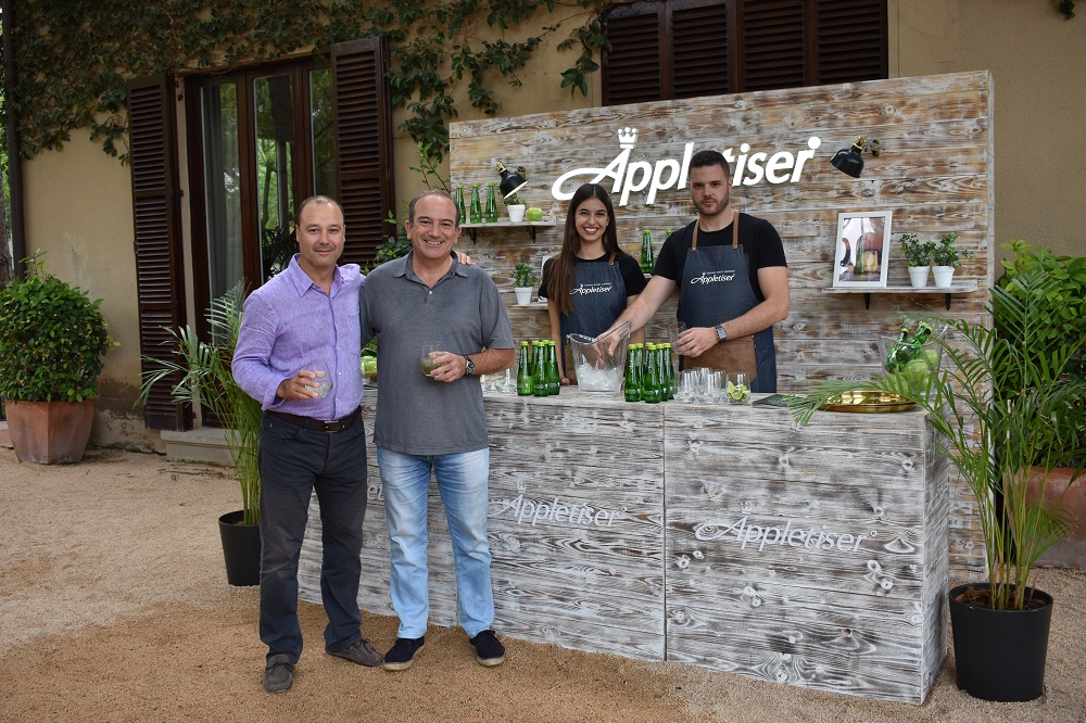 Los socios del RCTB-1899 degustan el Appletiser Los socios del RCTB-1899 degustan el Appletiser