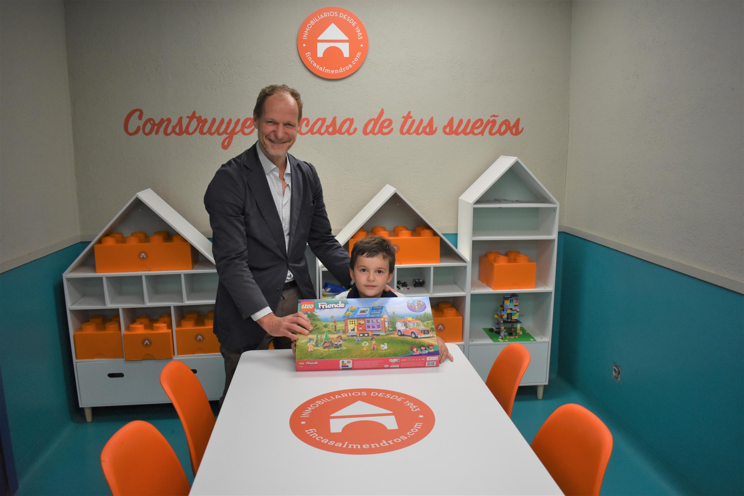 Alex Mailan recibe el premio como ganador del segundo concurso "Construye la casa de tus sueños by Almendros"