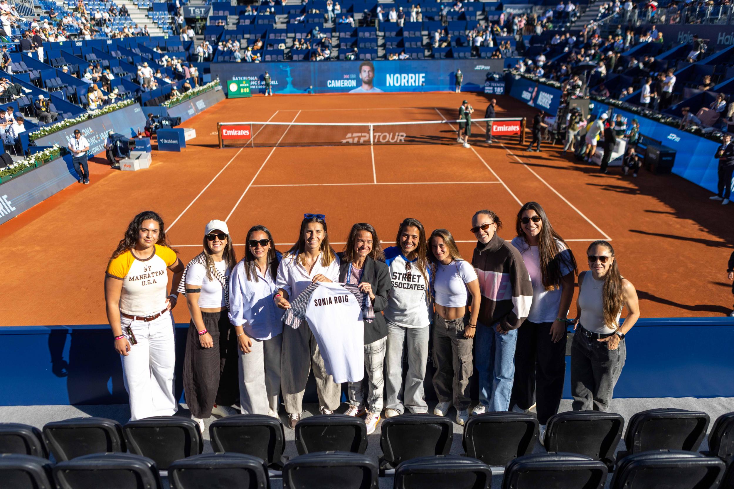 Las futbolistas del FC Badalona Women entregan una camiseta a Sònia Roig