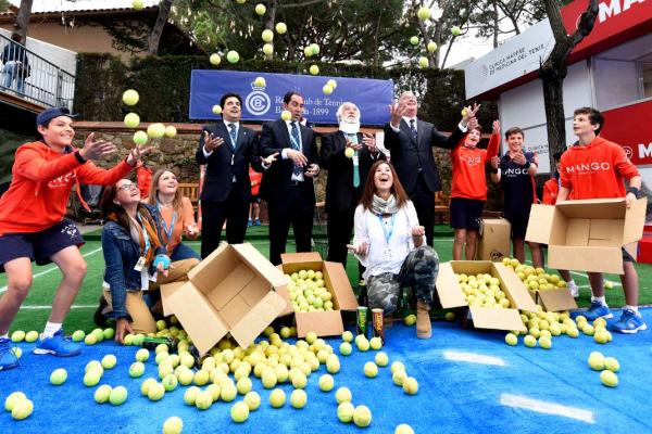 El RCTB regala pelotas a ‘Raquetas sin Fronteras’