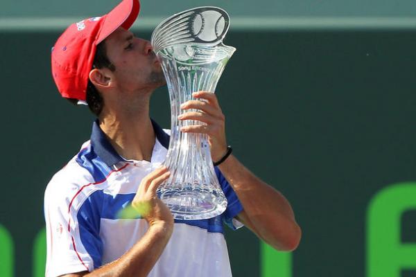 Djokovic gana en Miami y amenaza el trono de Nadal
