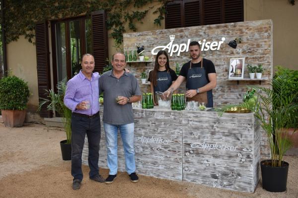 Los socios del RCTB-1899 degustan el Appletiser