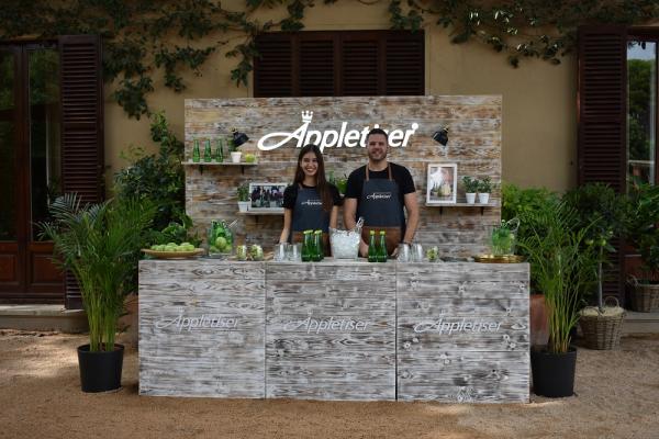Los socios del RCTB-1899 degustan el Appletiser