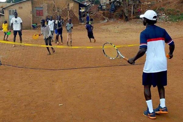 Col·labora amb TennisAid i regala una raqueta als nens més necessitats