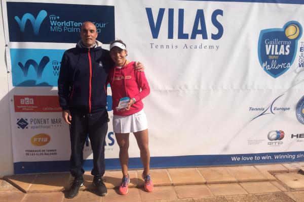 Júlia Payola, campiona de l’ITF World Tennis Tour de Palmanova contra Laura Pigossi