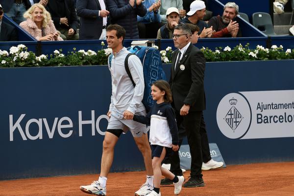 Nens de les dues escoles del Club acompanyen els jugadors a la seva entrada a la Pista Rafa Nadal