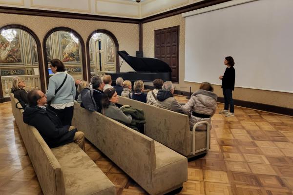 Un grup de socis i sòcies gaudeixen de l'art i la música al Museu Pau Casals