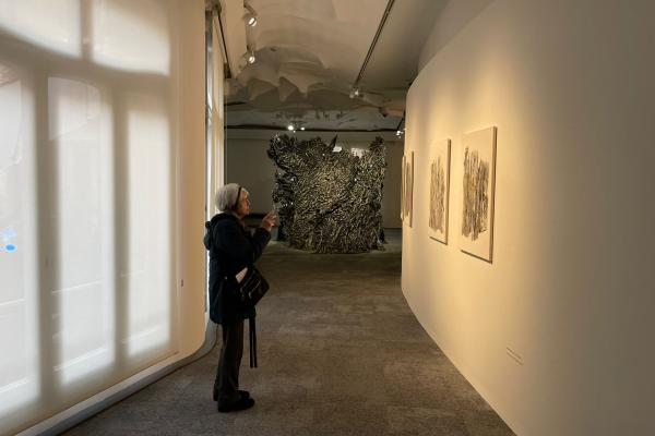 Una veintena de socios visitan la exposición de Cristina Iglesias