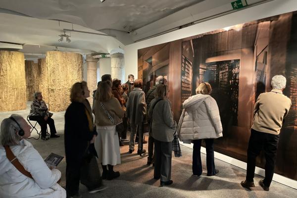Una veintena de socios visitan la exposición de Cristina Iglesias