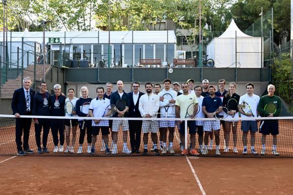Un grupo de socios y socias participan en el Clínic de dobles con Oriol Roca, Alex Martí, Romain Arneodo y Adrian Mannarino