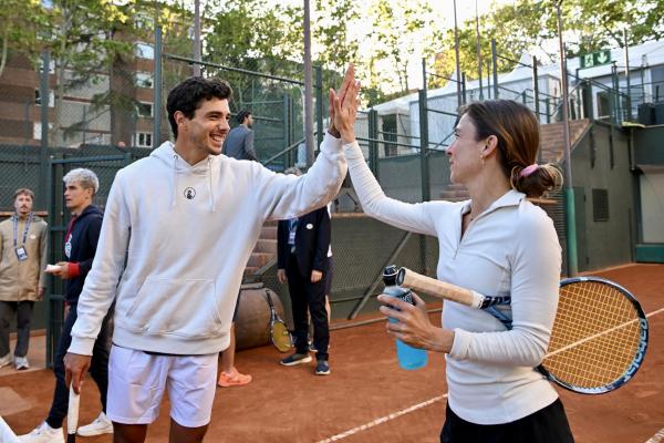 Un grupo de socios y socias participan en el Clínic de dobles con Oriol Roca, Alex Martí, Romain Arneodo y Adrian Mannarino