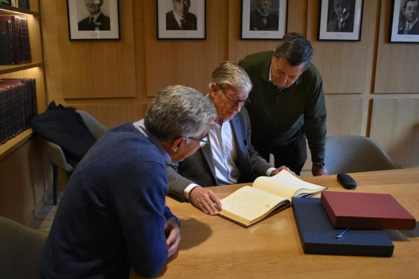 Manuel Orantes firma el libro de Honor del RCTB-1899