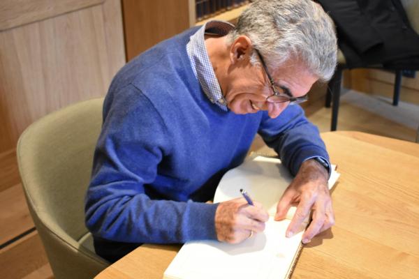 Manuel Orantes signa el llibre d’Honor de l’RCTB-1899