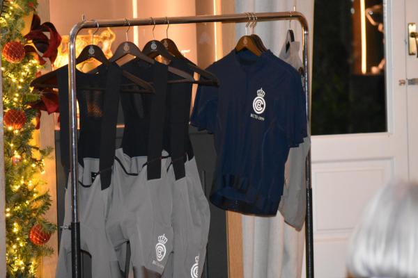 Presentada la nueva equipación ciclista y el calendario de actividades outdoor