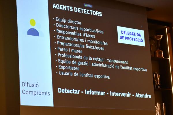 El Mossos d’Esquadra imparteixen una xerrada alertant dels diversos tipus de violència a l’esport i els protocols d’actuació