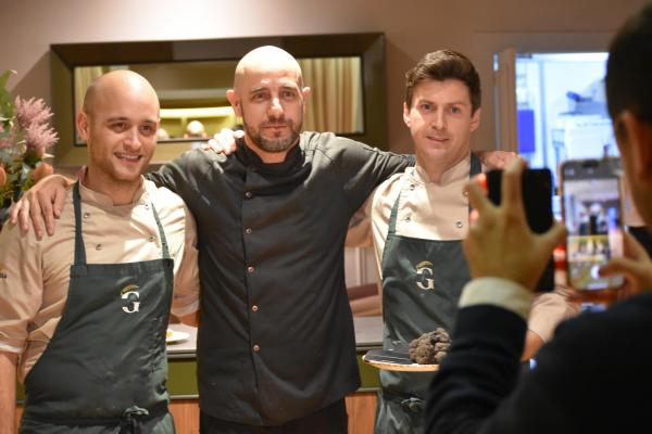 El xef Gabriele Milani delecta a una cinquantena de socis i sòcies en la nit italiana del Restaurant