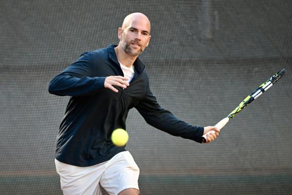 Un grupo de socios y socias participan en el Clínic de dobles con Oriol Roca, Alex Martí, Romain Arneodo y Adrian Mannarino