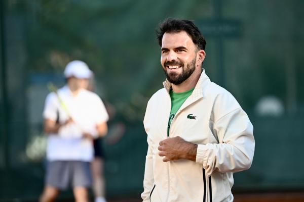 Un grupo de socios y socias participan en el Clínic de dobles con Oriol Roca, Alex Martí, Romain Arneodo y Adrian Mannarino