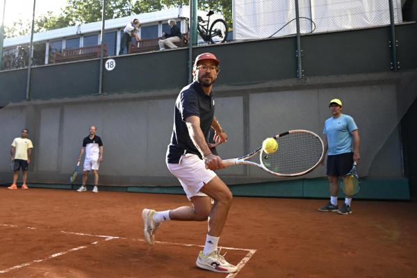 Un grupo de socios y socias participan en el Clínic de dobles con Oriol Roca, Alex Martí, Romain Arneodo y Adrian Mannarino