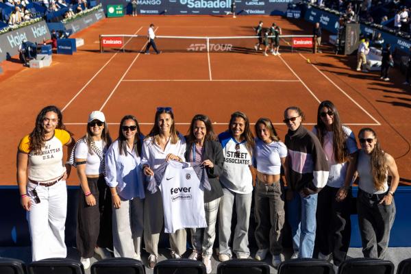 Las futbolistas del FC Badalona Women entregan una camiseta a Sònia Roig