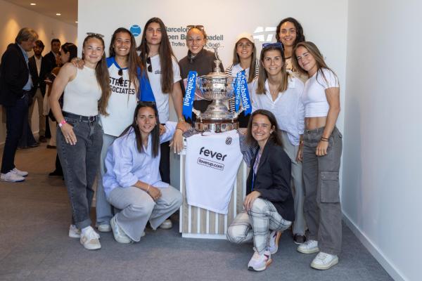 Les futbolistes del FC Badalona Women entreguen una samarreta a Sònia Roig