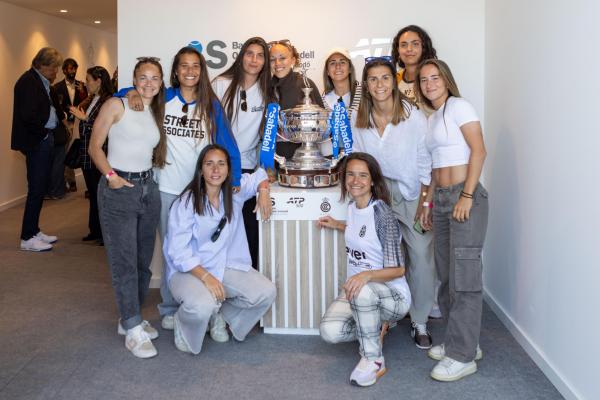 Les futbolistes del FC Badalona Women entreguen una samarreta a Sònia Roig
