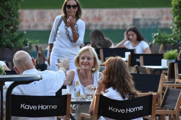 Gran ambient a ritme de rumba a la Festa de Blanc by Occident 