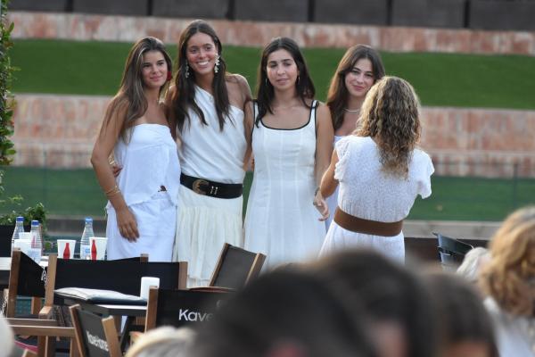 Gran ambient a ritme de rumba a la Festa de Blanc by Occident 