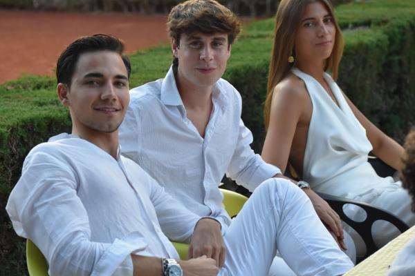 Gran ambient a ritme de rumba a la Festa de Blanc by Occident 
