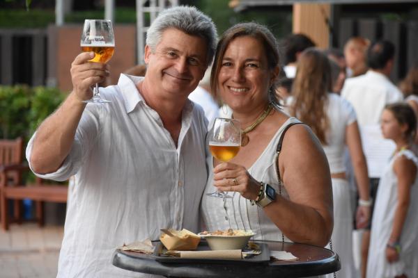 Gran ambient a ritme de rumba a la Festa de Blanc by Occident 
