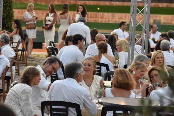 Gran ambient a ritme de rumba a la Festa de Blanc by Occident 