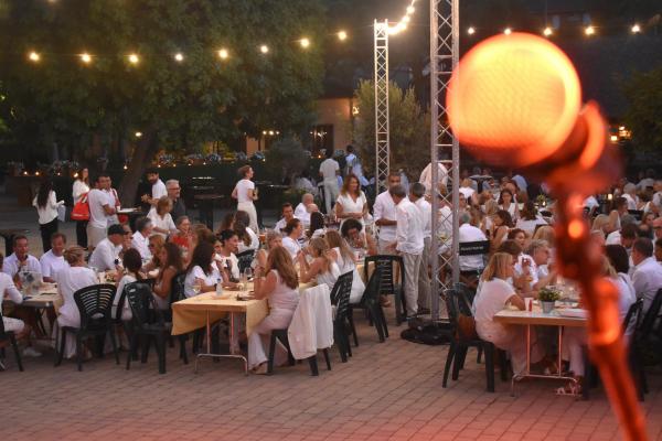 Gran ambient a ritme de rumba a la Festa de Blanc by Occident 