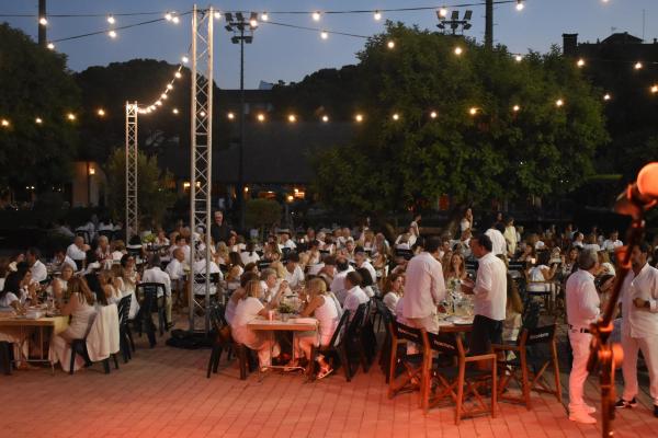 Gran ambient a ritme de rumba a la Festa de Blanc by Occident 