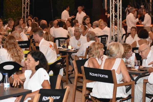 Gran ambient a ritme de rumba a la Festa de Blanc by Occident 