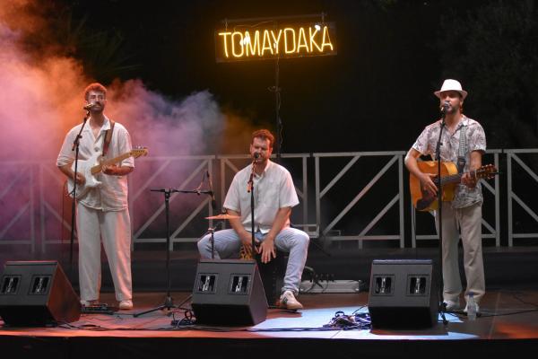 Gran ambient a ritme de rumba a la Festa de Blanc by Occident 
