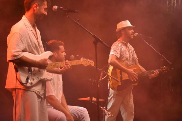 Gran ambient a ritme de rumba a la Festa de Blanc by Occident 