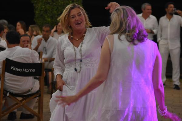 Gran ambient a ritme de rumba a la Festa de Blanc by Occident 