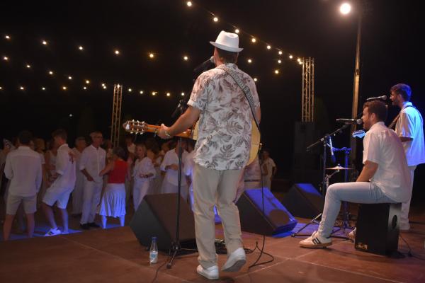 Gran ambient a ritme de rumba a la Festa de Blanc by Occident 
