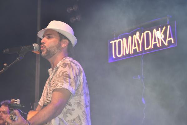 Gran ambient a ritme de rumba a la Festa de Blanc by Occident 