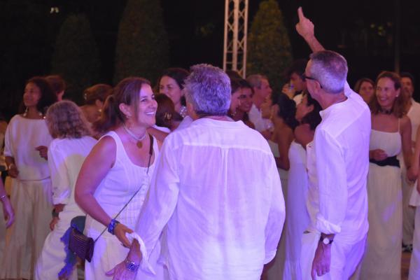 Gran ambient a ritme de rumba a la Festa de Blanc by Occident 