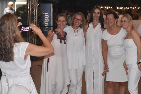 Gran ambient a ritme de rumba a la Festa de Blanc by Occident 