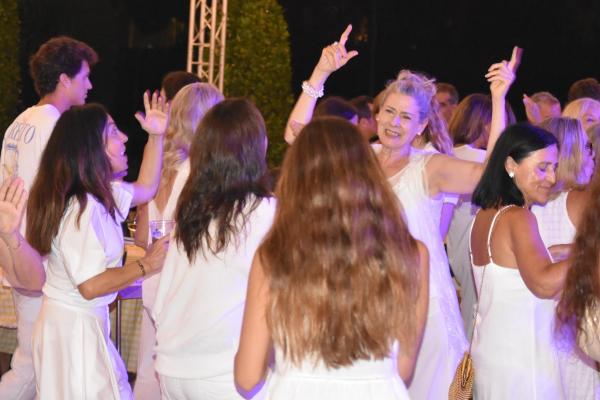 Gran ambient a ritme de rumba a la Festa de Blanc by Occident 