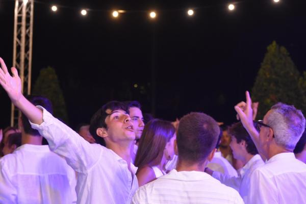 Gran ambient a ritme de rumba a la Festa de Blanc by Occident 