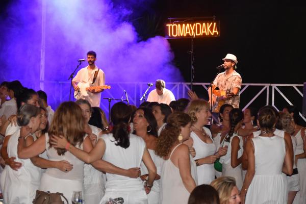 Gran ambient a ritme de rumba a la Festa de Blanc by Occident 