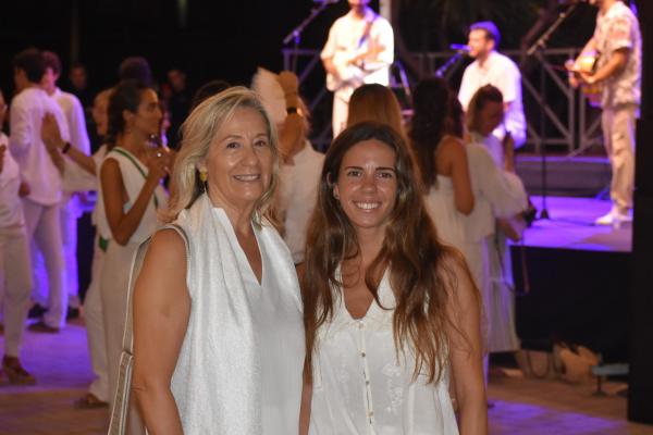 Gran ambient a ritme de rumba a la Festa de Blanc by Occident 