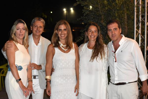 Gran ambient a ritme de rumba a la Festa de Blanc by Occident 