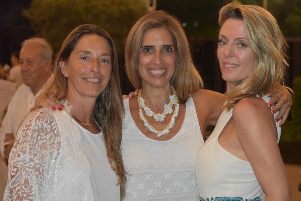 Gran ambient a ritme de rumba a la Festa de Blanc by Occident 