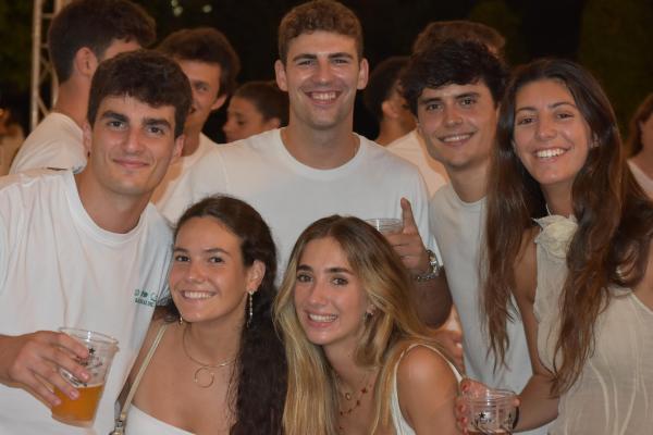 Gran ambient a ritme de rumba a la Festa de Blanc by Occident 